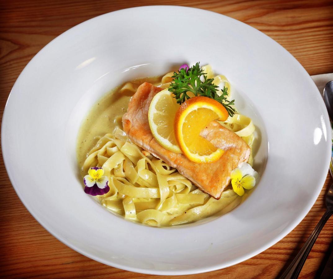 Restaurant-Cafe-Pension Himmel Λάντσχουτ Εξωτερικό φωτογραφία